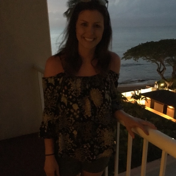 Hailey 23 Brayton Cold Shoulder Top - Picture 2 of 2